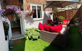 Self Contained Garden Flat Newly Refurbished
